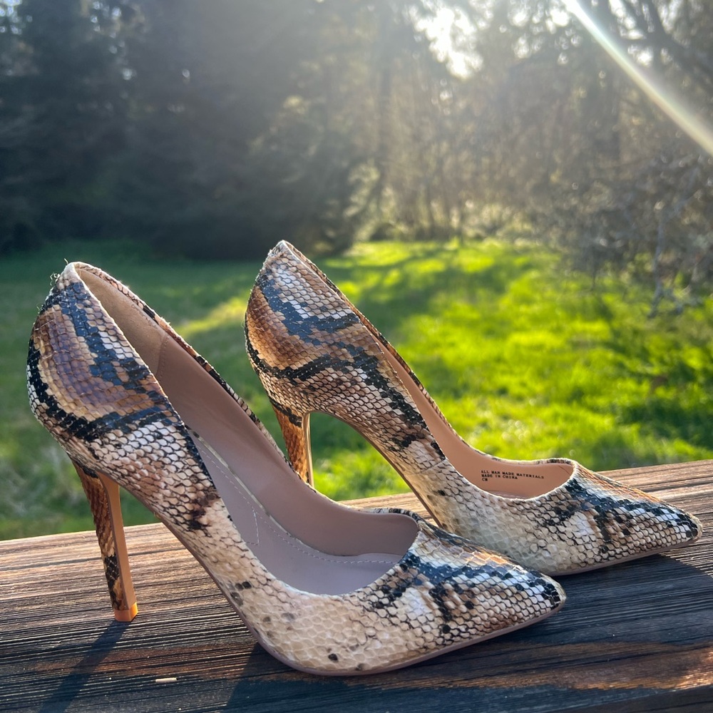 Neiman Marcus Snakeskin Leather Point Toe Pumps Heels